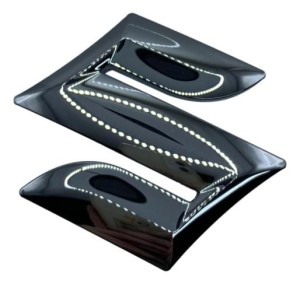 7781163J000Pg Emblemat Klapy Tył OE Suzuki Swift